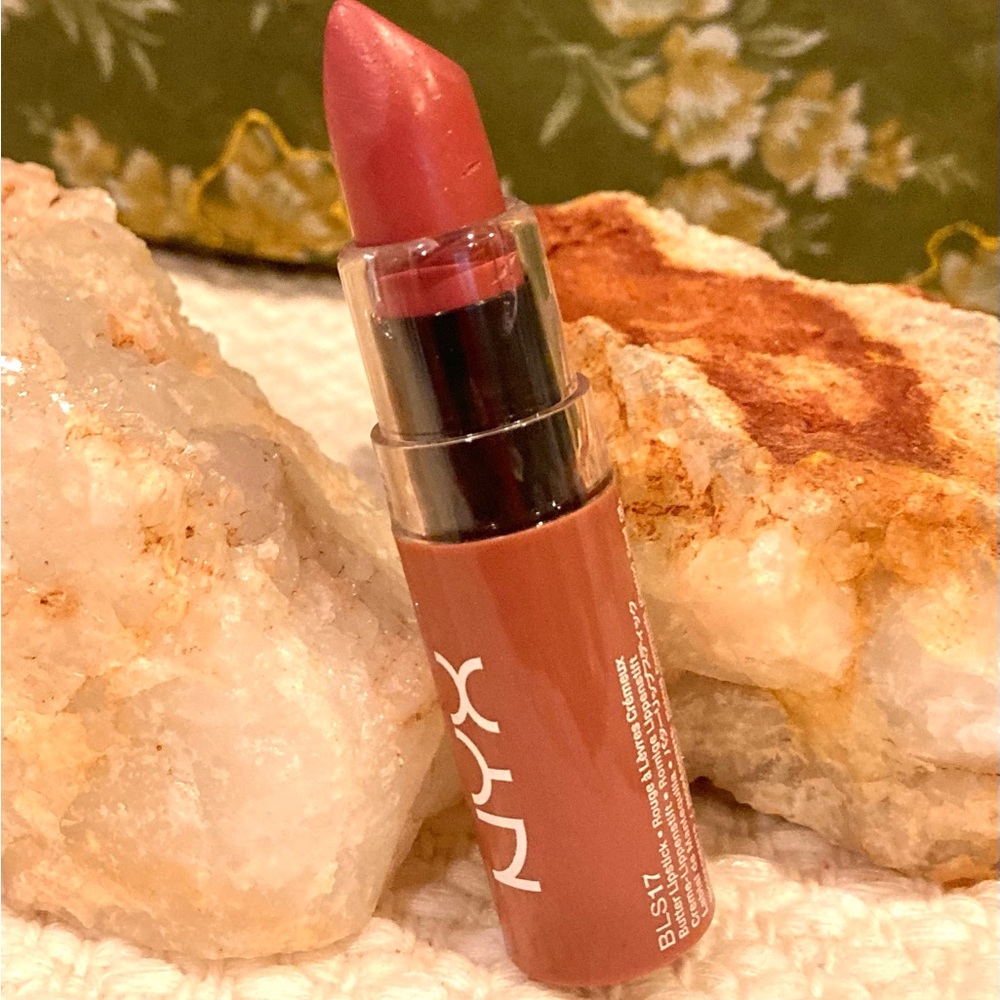 🤎NWOT NYX Cosmetics Butter Lipstick Satin Finish in Root Beer Float🤎